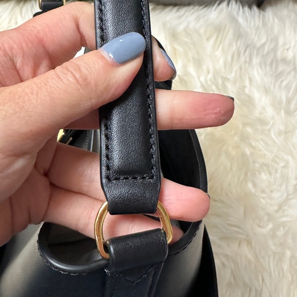 The Crest Lock Leather Bucket Bag
Veronica Beard - Picture 8 of 11